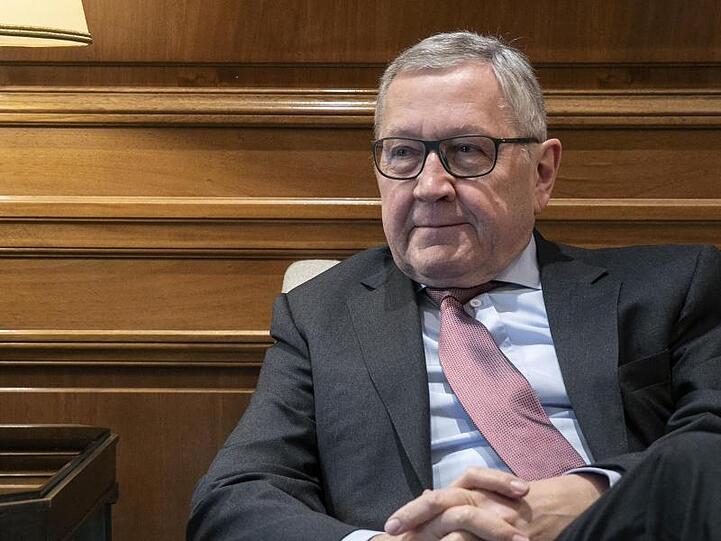 Klaus Regling, Direktor des Eurorettungsschirm (ESM). Die Behörde gab endgültig grünes Licht - die Eurostaaten können 240 Milliarden Euro aus dem ESM-Rettungsschirm erhalten.
