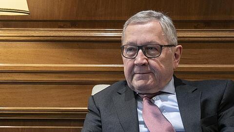 Klaus Regling, Direktor des Eurorettungsschirm (ESM). Die Behörde gab endgültig grünes Licht - die Eurostaaten können 240 Milliarden Euro aus dem ESM-Rettungsschirm erhalten.