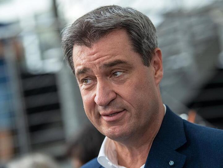 Markus Söder (CSU), Ministerpräsident von Bayern, spricht zu Journalisten. Foto: Lino Mirgeler/Archivbild