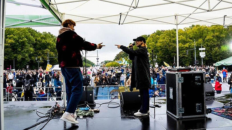 Sängerin Suzane und Rapper Horst Wegener auf der "Fridays for Future"-Demo in Berlin