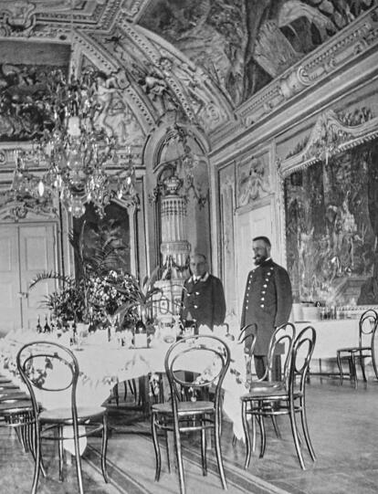 Gedeckter Tisch im Schloss mit Personal.