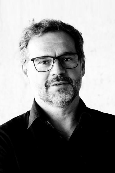 Johannes Ernst (55) ist der Chefplaner des Werksviertels. Als Mitinhaber des Büros Steidle Architekten in München ist er verantwortlich: für den gelben Wohnturm auf der Theresienhöhe, das dritte Sternhochhaus in der Siemensstadt und den neuen Hybridturm im Werksviertel mit Kletterhalle, Hostel, Hotel und Geschäften. Als Professor an der TU Darmstadt lehrt er das Fach "Entwerfen und Wohnnungsbau". Johannes Ernst (55) ist der Chefplaner des Werksviertels. Als Mitinhaber des Büros Steidle Architekten in München ist er verantwortlich: für den gelben Wohnturm auf der Theresienhöhe, das dritte Sternhochhaus in der Siemensstadt und den neuen Hybridturm im Werksviertel mit Kletterhalle, Hostel, Hotel und Geschäften. Als Professor an der TU Darmstadt lehrt er das Fach "Entwerfen und Wohnnungsbau".