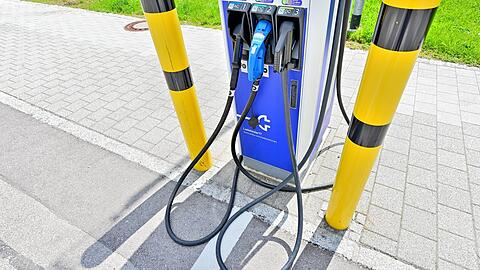Diese Ladestation steht bei der Raststätte Holzkirchen an der Autobahn. Auch im Münchner Stadtgebiet soll die Anzahl wachsen.