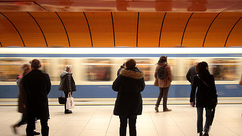 Wartende Fahrgäste im U-Bahnhof Marienplatz.