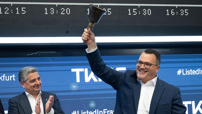 Nach der ersten Börsennotierung von TKMS wird die Glocke geschwungen.