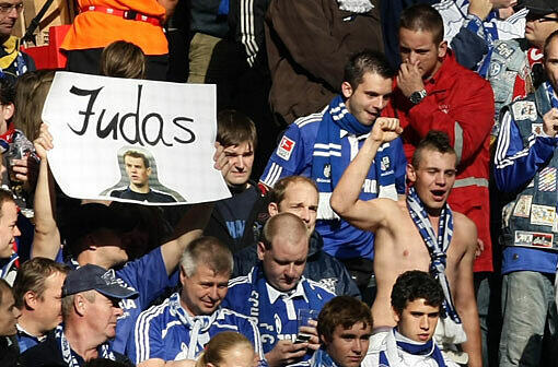 Kein schönes Wiedersehen: Anti-Neuer-Plakate und Schmährufe auf Schalke gegen Manuel Neuer.