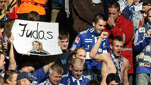 Kein schönes Wiedersehen: Anti-Neuer-Plakate und Schmährufe auf Schalke gegen Manuel Neuer.