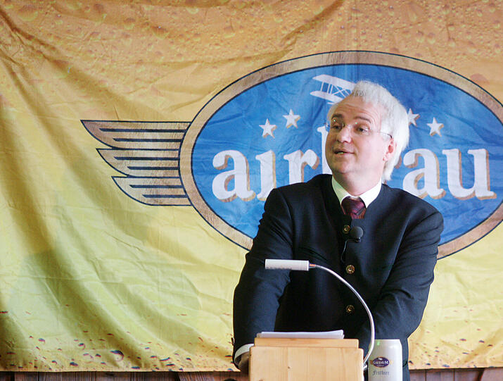 Vom Nockherberg an den Flughafen: Kabarettist Wolfang Krebs derbleckt als Edmund Stoiber den Bundespräsidenten.