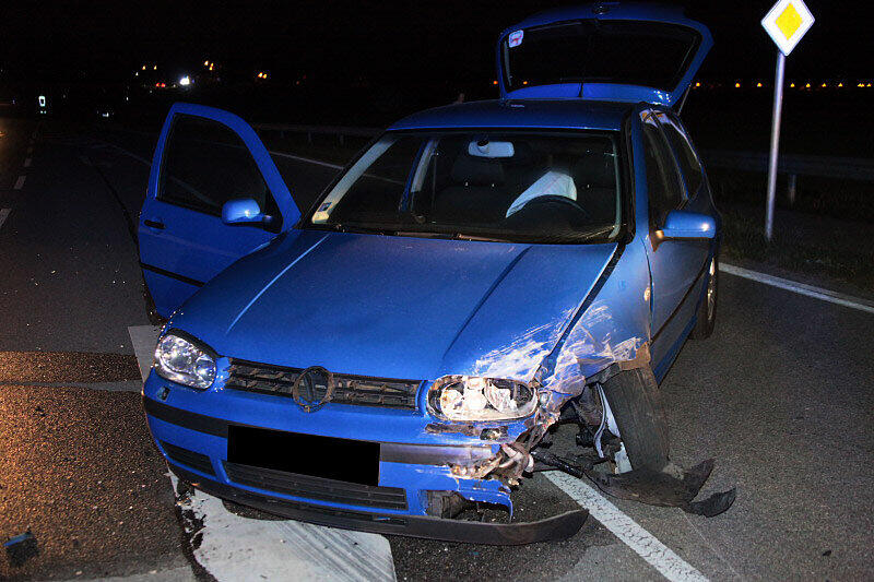 Ein Autofahrer nahm einem anderen bei der Einfahrt auf die Straße die Vorfahrt. Bei dem Unfall wurde eine Person leich verletzt.