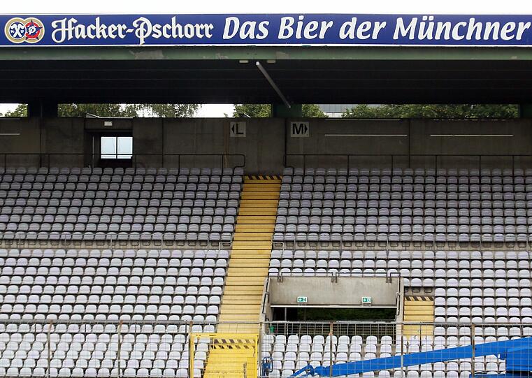 Allmählich nimmt das renovierte Grünwalder Stadion Konturen an: Nun sind die grauen Sitzschalen auf der Haupttribüne installiert worden. Die Bilder!