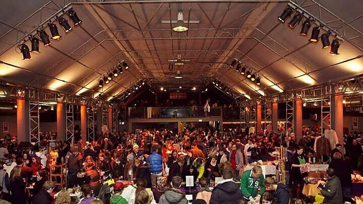 Auch beim NACHTKONSUM wird getrödelt und gefeiert. Von 17 bis 23 Uhr sorgen Bands und DJs für außergewöhnliche Stimmung in der Tonhalle. Zunächst am 1. April, am 14. Oktober und 11. November können Flohmarktfreunde dann die Saison ausklingen lassen. Gut geschützt vorm miesen Herbstwetter.