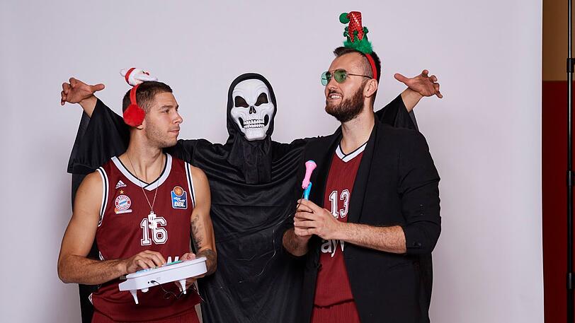 Schlüpfen für ein Sponsoren-Fotoshooting in Halloween-Kostüme: Die drei serbischen Spieler des FC Bayern Basketball (v.l.) Stefan Jovic, Vladimir Lucic, und Milan Macvan.