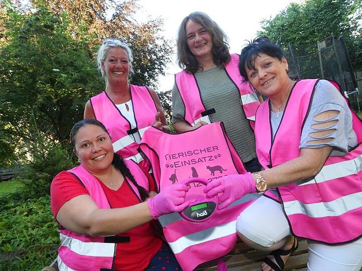 Die "Pink Ladies" präsentieren ein Gerät zum Auslesen gechippter Haustiere. Foto: Karl-Josef Hildenbrand/dpa/Archivbild