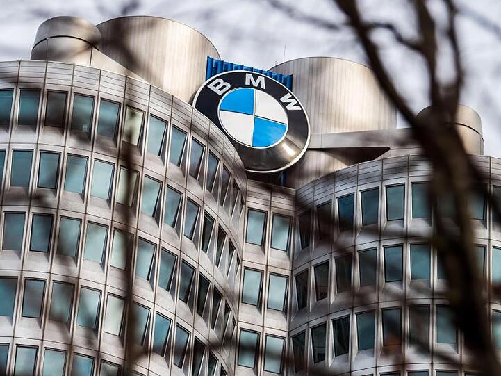 Das Logo von BMW ist auf dem Dach der BMW Zentrale in München zu sehen. Foto: Lino Mirgeler/Archiv