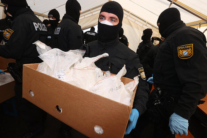 Polizisten der bayerischen Bereitschaftspolizei bereiten Beutel mit Kokain für den Abtransport vor.