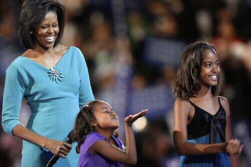 Ist das Amerikas neue First Family? Michelle Obama (44) ganz in Türkis mit ihren Töchtern Malia (10, rechts) und Sasha (7), die gerade übers Mikrofon mit &bdquo;Daddy&ldquo; spricht.