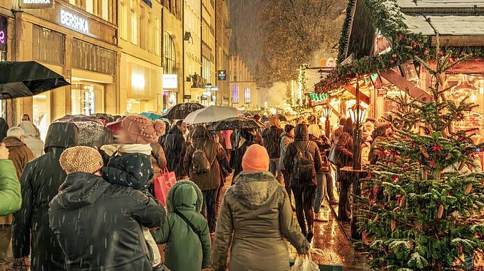 Weihnachtsbummel in der Fußgängerzone: Die Kaufingerstraße und die Neuhauser Straße sind die Einkaufsmeilen mit den meisten Passanten. Und auch die mit den meisten Ladenketten (Filialisten).