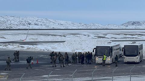 Bundeswehr-Team kommt abends auf Gr&ouml;nland an