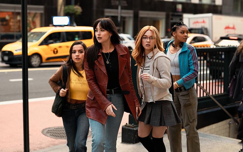 Dakota Johnson (zweite von links) spielt in "Madame Web" eine Rettungssanitäterin, die nach einer Nahtoderfahrung in die Zukunft sehen kann. Als Madame Web schickt sich Cassandra Webb an, mit Gleichgesinten für das Gute zu kämpfen. Dakota Johnson (zweite von links) spielt in "Madame Web" eine Rettungssanitäterin, die nach einer Nahtoderfahrung in die Zukunft sehen kann. Als Madame Web schickt sich Cassandra Webb an, mit Gleichgesinten für das Gute zu kämpfen.