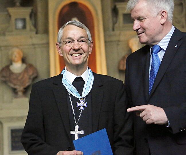 Erzbischof Ludwig Schick Am Mittwoch wurde in München der Bayerischen Verdienstorden vom bayerischen Ministerpräsidenten, Horst Seehofer, an 20 Bürgerinnen und 30 Bürger verliehen.
