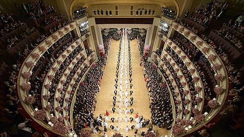 "Alles Walzer": Traditionell wird der Wiener Opernball mit dem Einzug der Debüttantinnen und Debüttanten eröffnet.