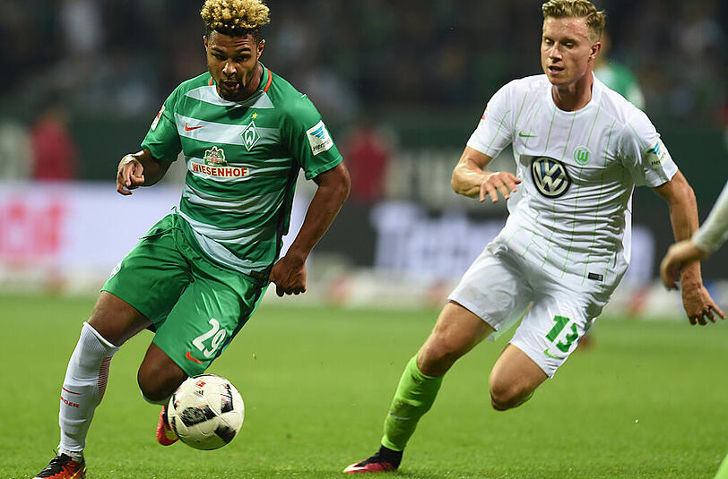 Bremens Serge Gnabry (l) kämpft gegen Wolfsburgs Yannick Gerhardt um den Ball.