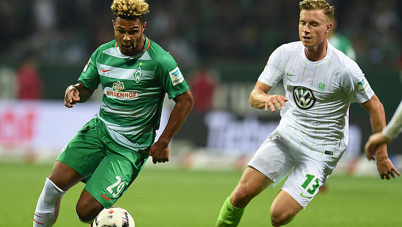 Bremens Serge Gnabry (l) kämpft gegen Wolfsburgs Yannick Gerhardt um den Ball. Bremens Serge Gnabry (l) kämpft gegen Wolfsburgs Yannick Gerhardt um den Ball.