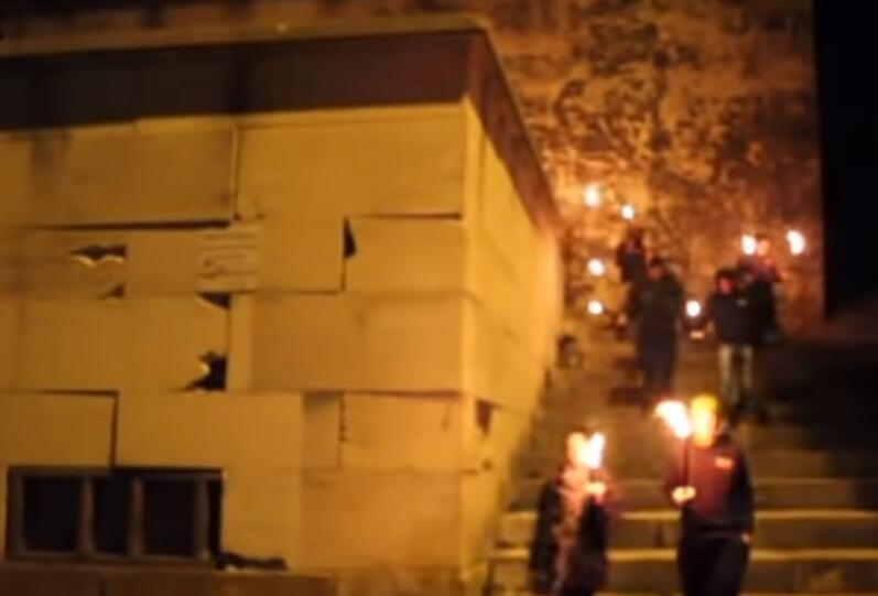 Auf einem Video ist der Fackelmarsch in Nürnberg zu sehen.