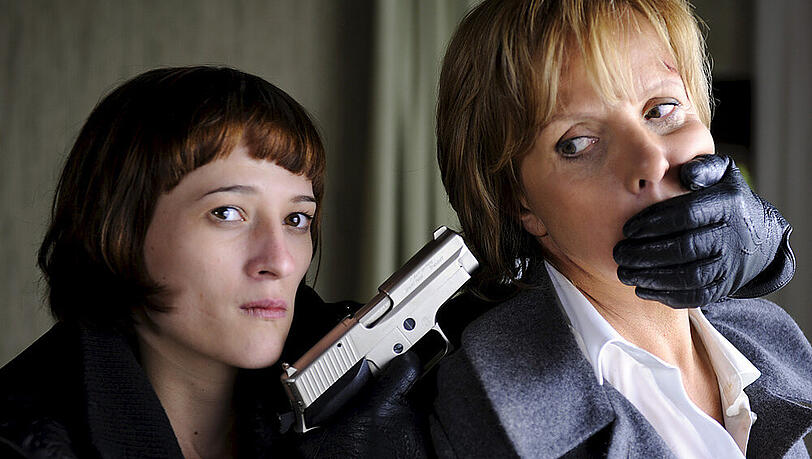 Daniela (Maria Kwiatkowsky) mit ihrer Geisel Kommissarin Lucas (Ulrike Kriener) Daniela (Maria Kwiatkowsky) mit ihrer Geisel Kommissarin Lucas (Ulrike Kriener)