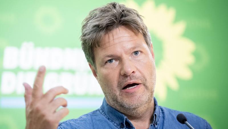Grünen-Chef Robert Habeck fordert intensivere Ermittlungen gegen Rechtsextreme. Grünen-Chef Robert Habeck fordert intensivere Ermittlungen gegen Rechtsextreme.