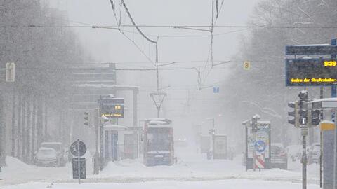 Eine Stra&szlig;enbahn steht auf verschneiten Gleisen. Heftige Schneef&auml;lle haben den Leipziger Personennahverkehr zum Erliegen gebracht.