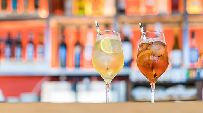 Bars und Kneipen in Bayern dürfen vorläufig auch drinnen wieder öffnen. (Symbolbild)