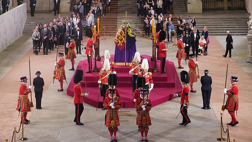 Der Sarg von Queen Elizabeth II. ist in Westminster Hall aufgebahrt.
