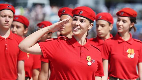 Viele junge Russen haben ein positives Bild von Europa und wünschen sich mehr Nähe zum Westen. Der Kreml hält mit Indoktrination und einem staatsnahen Massenverband dagegen.