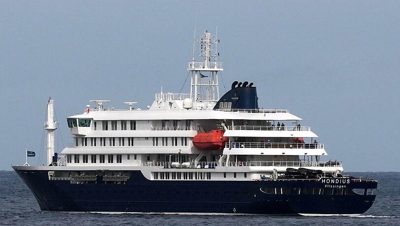 Das Kreuzfahrtschiff "Hondius" verlie&szlig; den Hafen von Praia und f&auml;hrt nun Richtung Teneriffa.