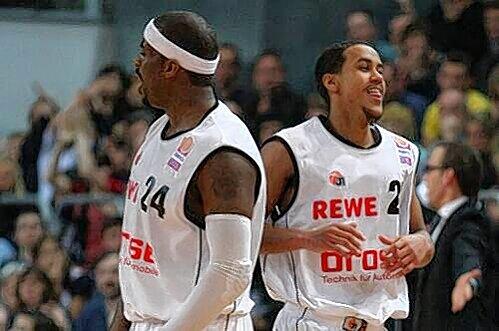 Bambergs beste Punkte-Sammler gegen den Mitteldeutschen BC: Brian Roberts (rechts) und Elton Brown.