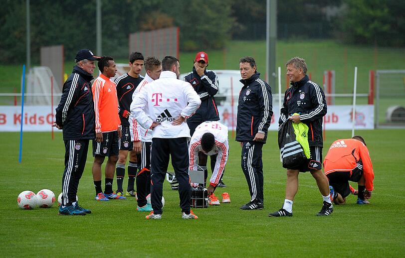 Trainer Jupp Heynckes trainiert mit zehn Spielern und zwei Torhütern an der Säbener Straße und schaut sich auch einige Talente aus dem FC-Bayern-Nachwuchs an.