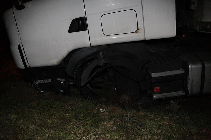 Bilder des Verkehrunfalls auf der B388, Höhe Trauperting im LKR Rottal.