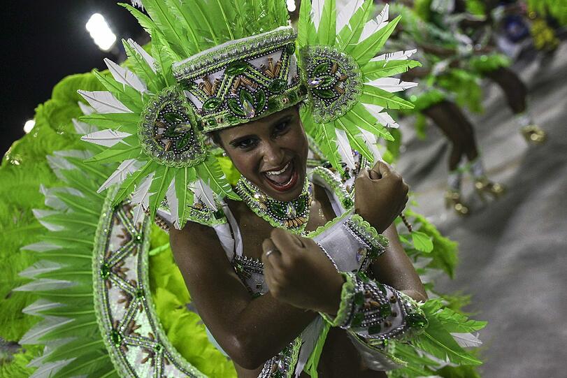In Rio ging es in der Nacht zum Montag auf dem Straßenkarneval heiß her. Die brasilianischen Schönheiten zeigten zum Karneval-Höhepunkt viel nackte Haut und sexy Kurven.