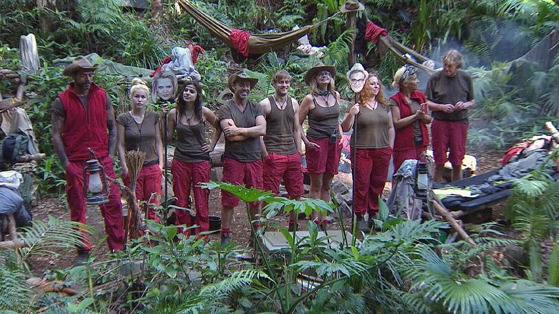 Die verbliebenen Stars im Camp müssen drei Rankings erstellen. Sie müssen sich selbst nach Fleiß, Bekanntheit und Attraktivität sortieren. Rolfe und Sara werden durch Pappkameraden ersetzt.