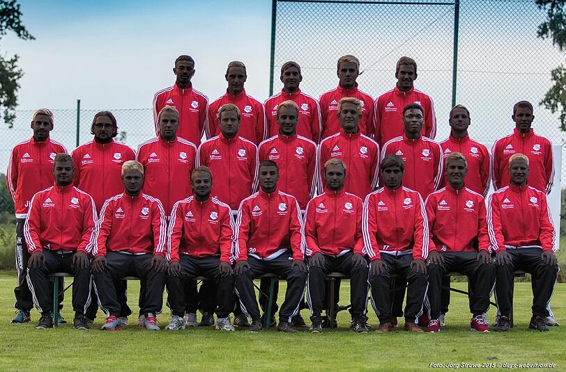 Das Mannschaftsfoto des Deinster SV zeigt alle 22 Spieler mit dunkler Hautfarbe. Mit diesem digital bearbeiteten Foto wollen die jungen Männer ihre Solidarität mit zwei Flüchtlingen aus ihrer Mannschaft ausdrücken - und werden über Nacht zu Facebook-Berümtheiten