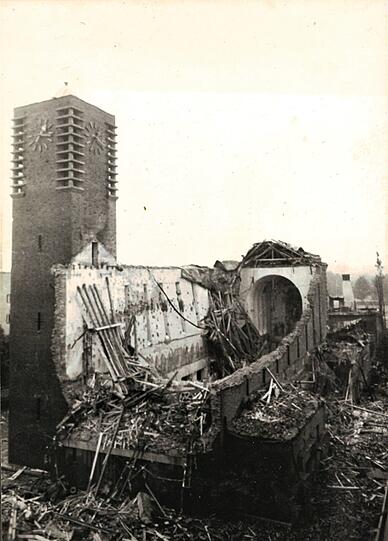 1944: Volltreffer: Das Langhaus der Pfarrkirche ist durch eine Sprengbombe komplett zerstört worden. Nur Presbyterium und Turm überstehen das Inferno. Fünf Jahre später ist die Kirche niedriger wieder aufgebaut.
