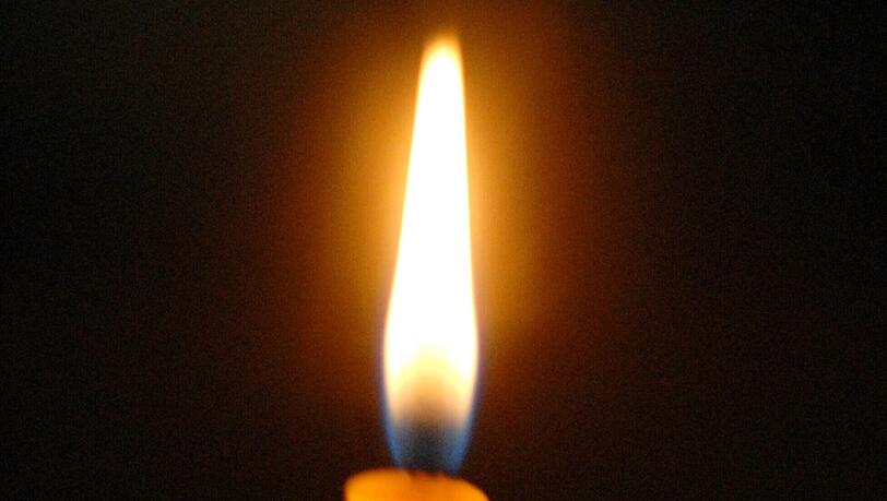 Literarische Kerzen im Advent zünden zwei Turmschreiber-Autoren bei einer Lesung an. Literarische Kerzen im Advent zünden zwei Turmschreiber-Autoren bei einer Lesung an.