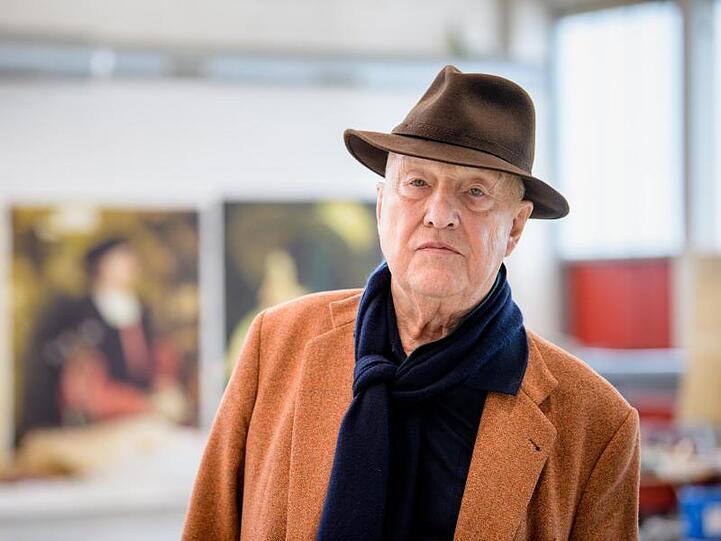 Georg Baselitz, Maler, Bildhauer und Grafiker, blickt in einer Werkstatt in die Kamera. Foto: Matthias Balk/Archivbild