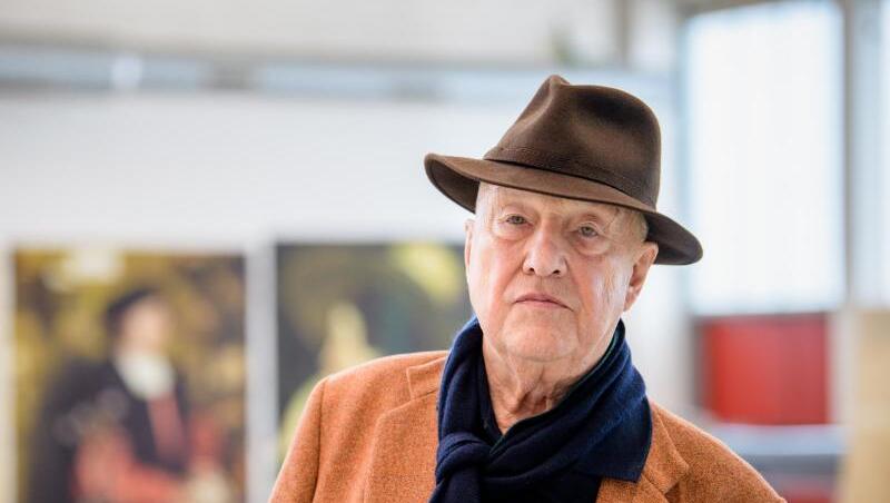 Georg Baselitz, Maler, Bildhauer und Grafiker, blickt in einer Werkstatt in die Kamera. Foto: Matthias Balk/Archivbild Georg Baselitz, Maler, Bildhauer und Grafiker, blickt in einer Werkstatt in die Kamera. Foto: Matthias Balk/Archivbild