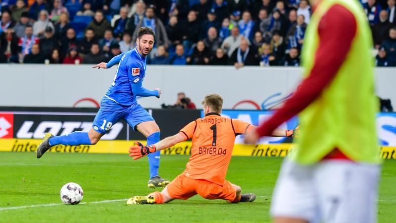 Hoffenheims Ishak Belfodil (l) überspielt Leverkusens Torwart Lukas Hradecky und bereitet damit das Tor zum 4:1 durch Andrej Kramaric (nicht im Bild) vor. Hoffenheims Ishak Belfodil (l) überspielt Leverkusens Torwart Lukas Hradecky und bereitet damit das Tor zum 4:1 durch Andrej Kramaric (nicht im Bild) vor.