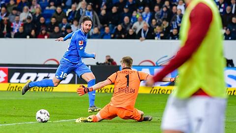 Hoffenheims Ishak Belfodil (l) überspielt Leverkusens Torwart Lukas Hradecky und bereitet damit das Tor zum 4:1 durch Andrej Kramaric (nicht im Bild) vor.