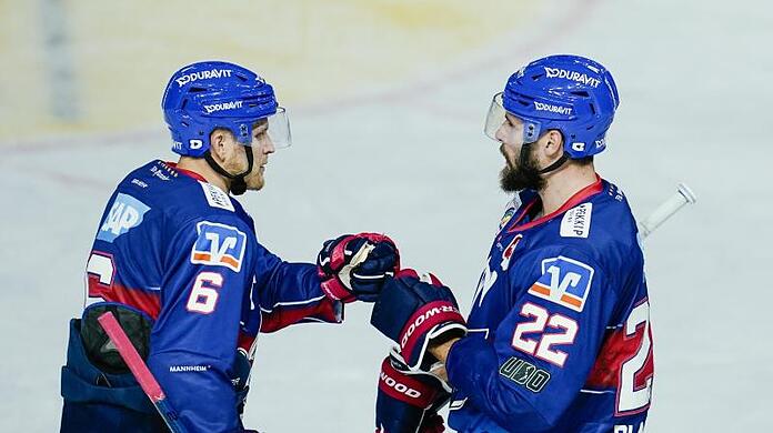 Mannheims Matthias Plachta (r) erzielte im Penaltyschießen das entscheidende Tor.