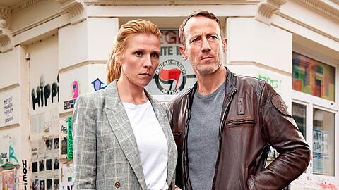 Julia Grosz (Franziska Weisz) und Thorsten Falke (Wotan Wilke Möhring) ermitteln im "Tatort: Schattenleben" auf eigene Faust.