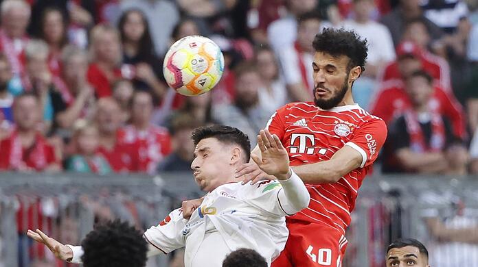 Gegen den FC Barcelona und auch beim 6:2 gegen Mainz in der Startelf des FC Bayern: Noussair Mazraoui (r.), der mit Benjamin Pavard um den Stammplatz als Rechtsverteidiger konkurriert.